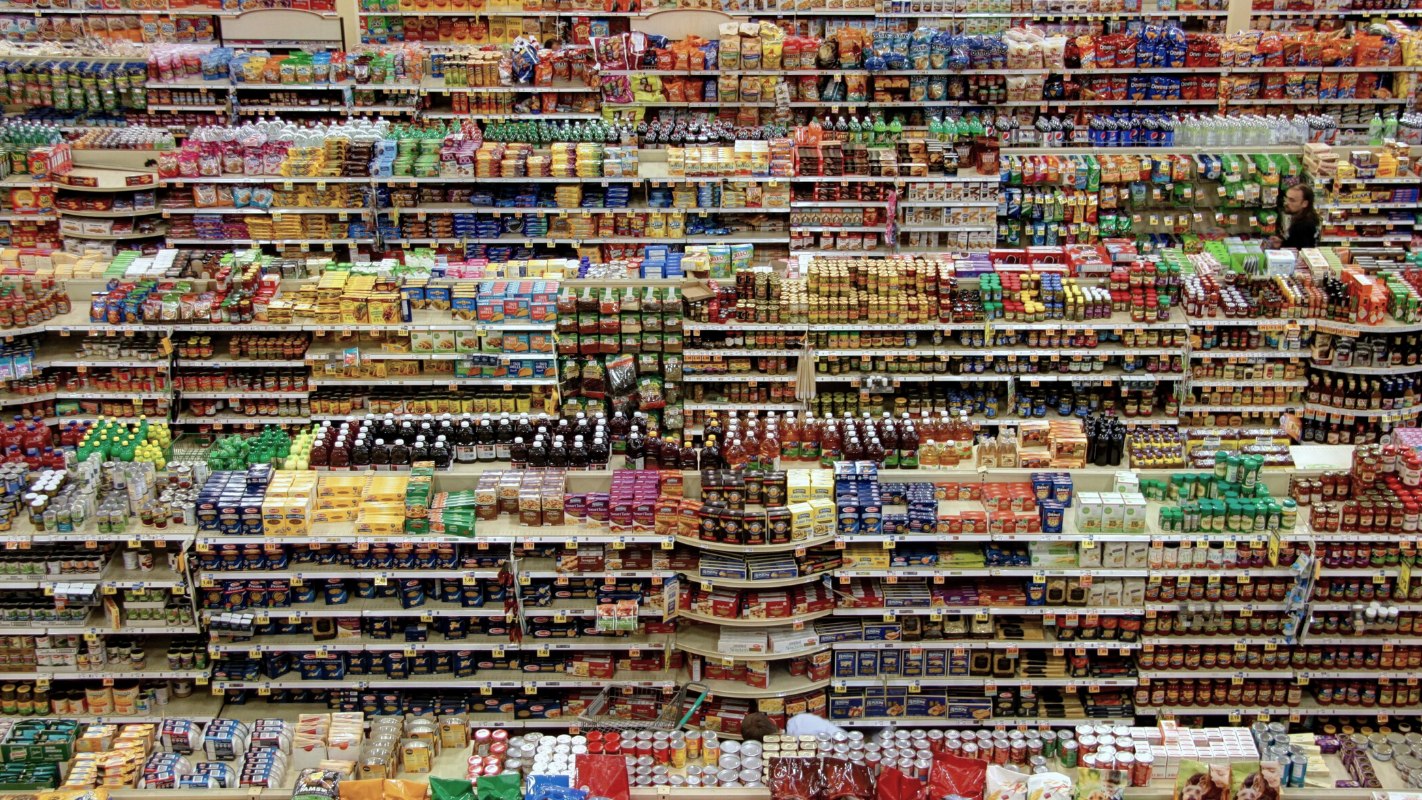 Bunte und volle Supermarktregale. Ein Symbol für das Übermaß an Lebensmitteln.